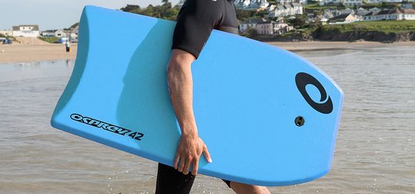 Un homme qui port un bodyboard de marque Osprey