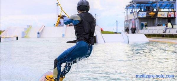 un homme avec son gilet de flottabilité