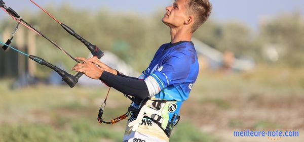 Un jeune homme qui met un harnais de kitesurf