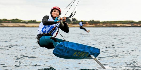 une femme joue au foil mettant son casque