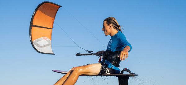 un homme utilise le kite foil