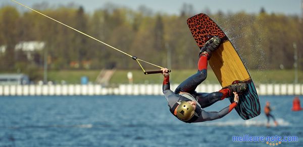 Un kitesurfer avec une planche de kitesurf