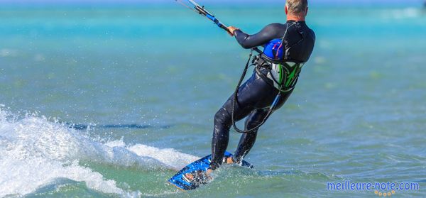 Un homme qui fait du kitesurf avec son planche
