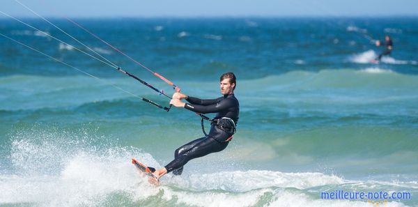 Un surfeur avec une barre de kitesurf