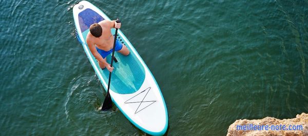 Un homme qui utilise une paddle