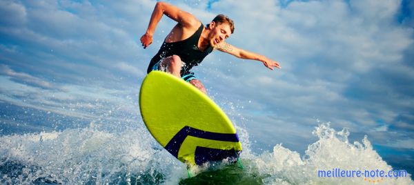 Un homme qui surf avec son planche de surf