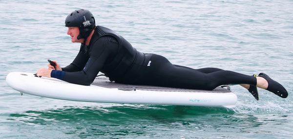 un homme se repose sur un efoil