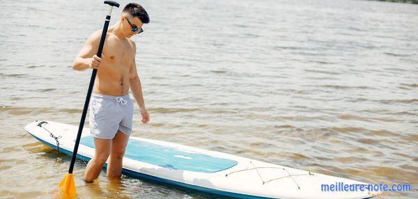 Un homme qui tient une pagaie dans l'eau