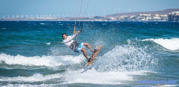 Un homme sur une vague avec une planche de kitesurf