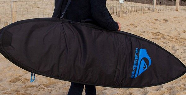 Une housse de planche de surf de marque Quicksilver