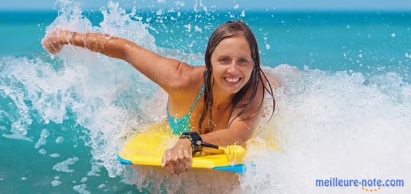 Une femme qui est sur le bodyboard