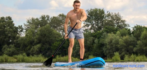 Un jeune qui utilise une paddle sur la rivière