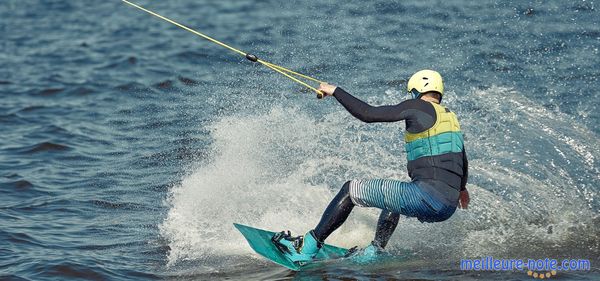 Un kitesurfer avec une planche de kitesurf