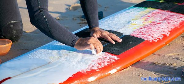 Une personne et une planche de surf avec un pad de surf