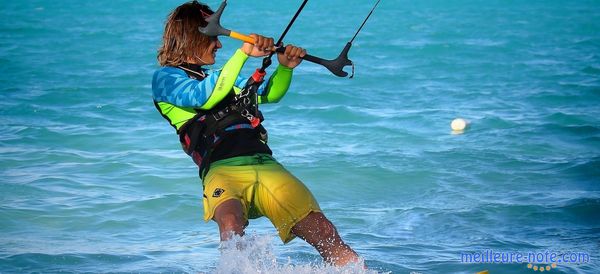 Un jeune homme qui port un harnais de kitesurf