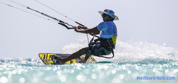 Un homme avec un harnais de kitesurf