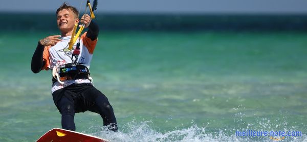 Un homme avec un harnais de kitesurf culotte