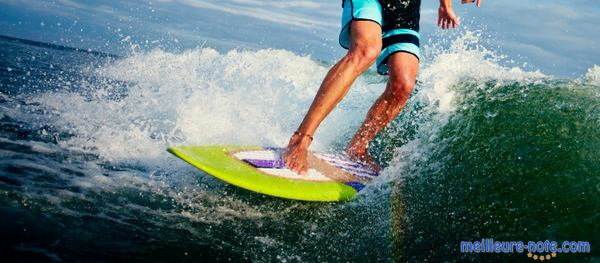 Un homme qui surf avec un pad de surf