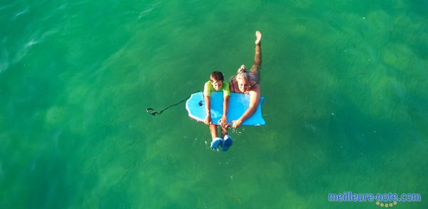 Mère et fils sur un bodyboard