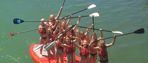 des filles montrent leur paddle