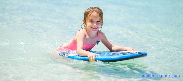 Une jolie petite fille qui joue sur le bodyboard