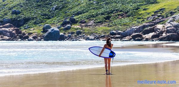 Une fille qui tient un planche et port un leash