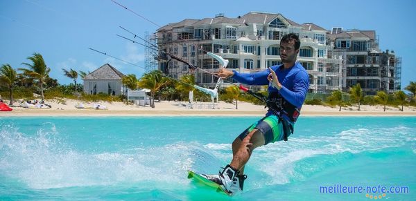 Un homme qui tient une barre de kitesur