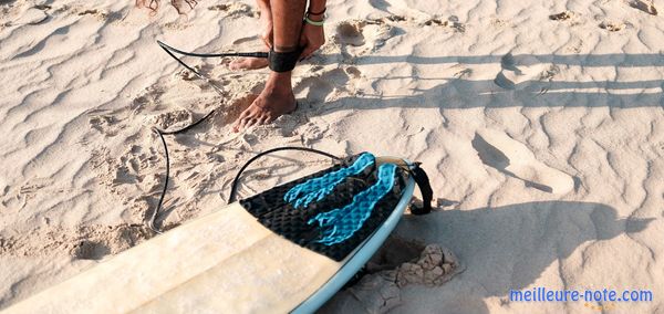 Une planche de surf et un leash