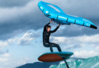 jeune homme qui fait du wingfoil sur une vague