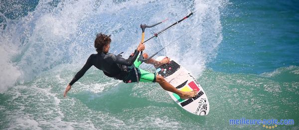 Un surfeur et une planche de surf avec un pad de surf