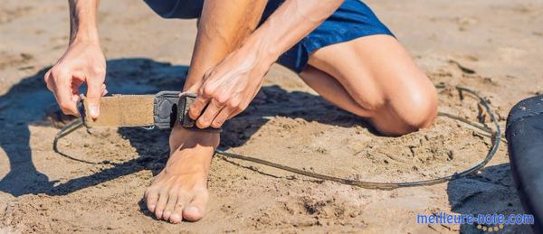 un homme met son leash