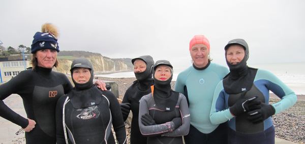 des personnes âgés avec leur combinaison 