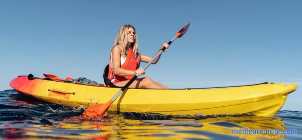 une femme avec un kayak jaune
