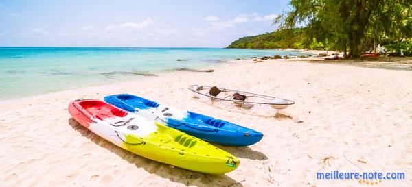 deux kayak rigide au bord de la mer