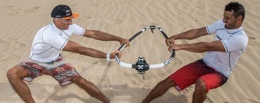 deux hommes étirent un wishbones pour windsurf