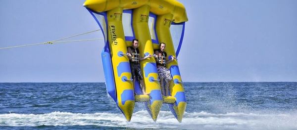 deux hommes sur une bouée flyfish