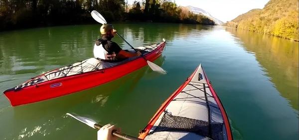 deux kayak sur une rivière