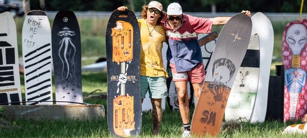 deux garçons avec des planche slingshot