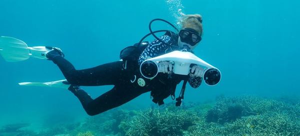 une femme montre son scooter sous marin