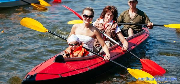 trois femmes sur un kayak