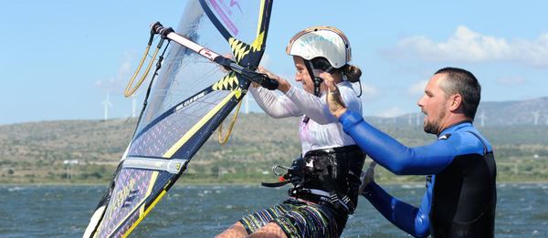un homme et une femme avec un windsurf