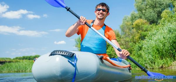 un homme sur un kayak gonflable