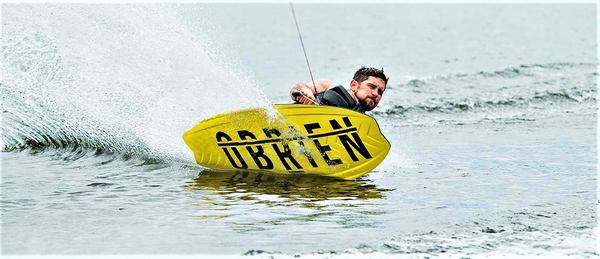 un monsieur glisse avec un kneeboard jaune