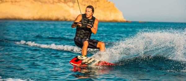 un monsieur qui joue au wakeboard