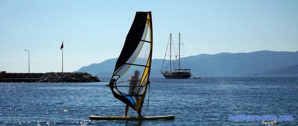 un homme seule sur un windsurf