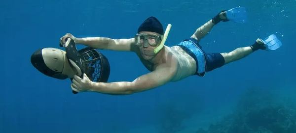 un plongeur avec son scooter sous marin