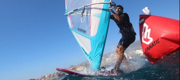 un homme tenait une voile avec une rallongé