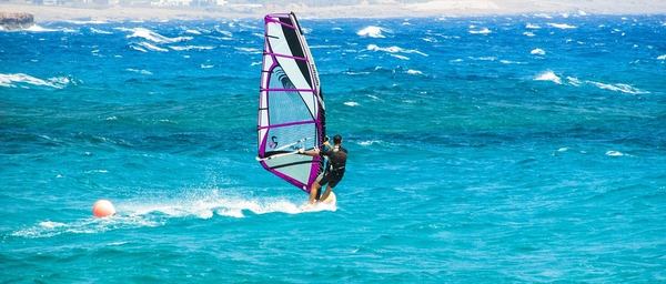 un homme avec un windsurf tribord