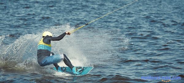 un homme fait le sport wakeboard