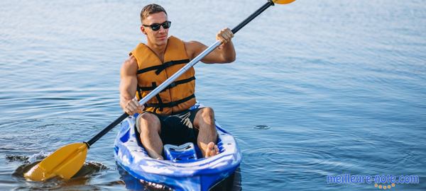 un homme avec lunette avec son kayak